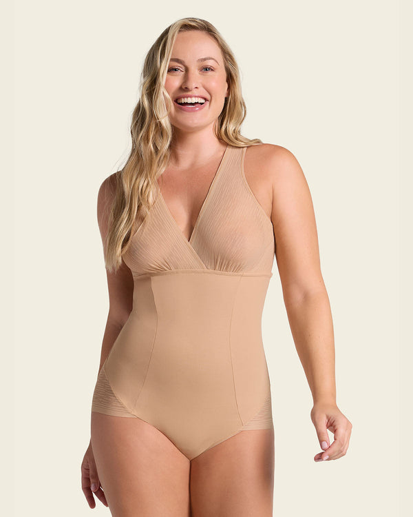 Bold & Sculpted: The Skulpturel Bodysuit med Gennemsigtige Striber og Detaljer